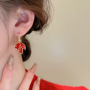 Boucles d'oreilles feuille d'érable rétro en émail rouge et cristaux sur modèle