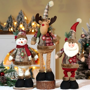 Details von Plüsch-Weihnachtszwergen mit Karomustern und stabilem Holzsockel Dekor