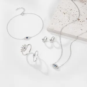 Conjunto de joyas de plata 925 ojo turco con piedras azules sobre losa de piedra