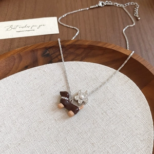 Collier à pendentif teckel et fleur de perle sur chaîne argentée élégante pour femme