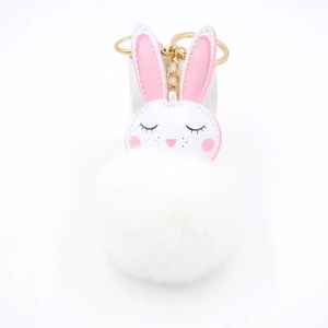 Dettaglio portachiavi con coniglio di peluche bianco e anello in metallo dorato