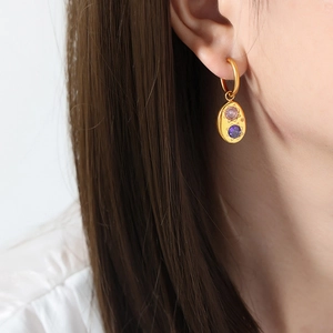 Boucles d'oreilles dorées 18k avec chaîne torsadée et cristaux rose et violet