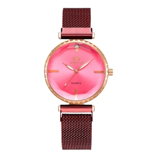 Dettaglio dell'orologio al quarzo oro rosa con quadrante sfumato magenta e cinturino magnetico