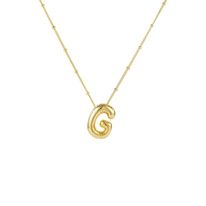 Nahaufnahme der goldenen G-Initial-Halskette mit eleganter, perlenbesetzter Gliederkette
