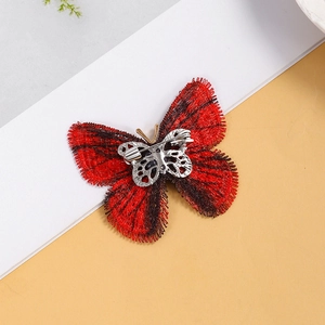 Broche papillon élégante avec broderie dégradée rouge et noire et épingle en métal