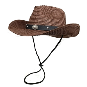 Détail d'un chapeau de cowboy en paille marron avec bande cuir, conchos et mentonnière