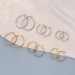 Orecchini a cerchio intrecciati minimalisti in oro e argento, in tre diverse misure
