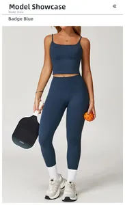 Détail de l'ensemble de yoga bleu marine avec brassière et legging pour le fitness