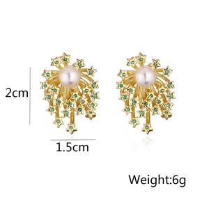 Detailansicht der 18K vergoldeten Perlenohrringe mit grünen Steinen, Größe 2cm x 1,5cm
