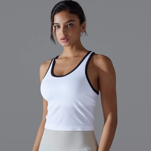 Gros plan du débardeur de yoga blanc nervuré avec bordure noire et détails du tissu