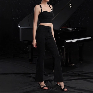 Détail de l'ensemble caraco en dentelle à rayures noires et pantalon évasé chic