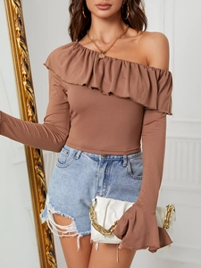 Top marrón con hombros descubiertos y volantes combinado con pantalones cortos de mezclilla