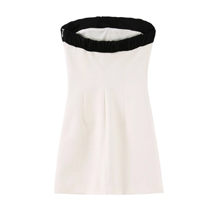 Robe bustier élégante avec bordure froncée noire et corps ajusté de couleur crème