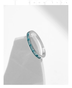 Détail d'une bague en argent S925 sertie de cristaux bleu Paraiba de forme rectangulaire