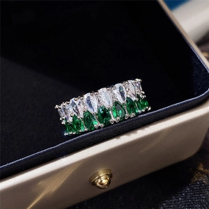Détail de la bague de luxe avec double rangée de zircons et émeraudes taille poire