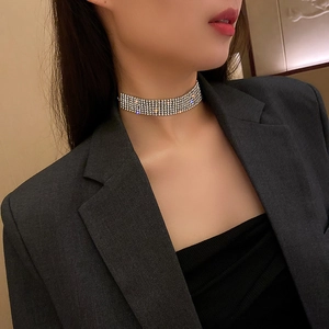 Detail einer mehrreihigen funkelnden Strass-Choker-Halskette an einem Modell
