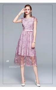 Detailansicht der rosa Spitze mit Blumenstickerei und Satin-Gürtelschleife am Kleid