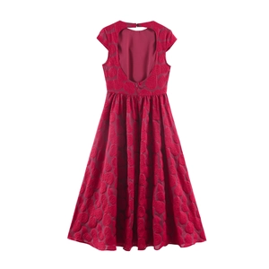 Robe dos nu rouge profond élégante avec design sans manches et texture jacquard 3D