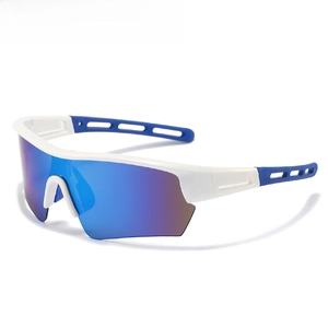 Dettaglio occhiali sportivi bianchi con lenti sfumate blu-viola per il ciclismo