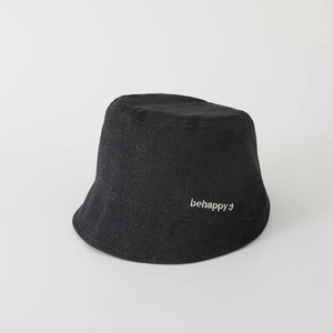 Gros plan détaillé de la broderie behappy sur le bob en denim noir pour enfants