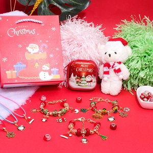 Coffret bijoux Noël avec breloques festives, bracelets et boîte rouge sur fond de fête coloré