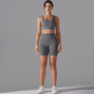 Dettaglio del set sportivo grigio scuro con reggiseno e pantaloncini a vita alta per yoga