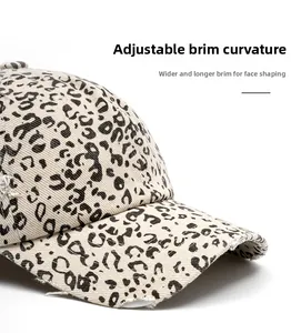 Détail de la casquette léopard avec bords effilochés et visière incurvée plus large