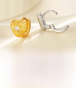 Détails de boucles d'oreilles cœur avec texture rayonnante et oxyde de zirconium brillant