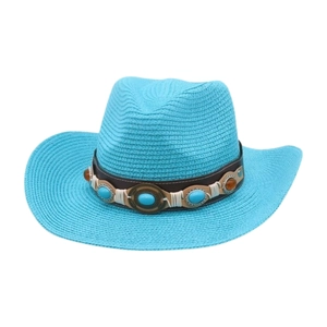 Primer plano de un sombrero vaquero de paja turquesa con una banda decorativa