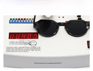 Nahaufnahme der schwarzen geometrischen Sonnenbrille beim UV400-Schutz-Test am Gerät
