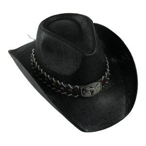 Dettaglio cappello da cowboy nero con fascia in pelle, cuciture e fibbia a testa di toro