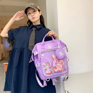 Vielseitiger lila Ita-Rucksack mit transparentem PVC-Fach von Model getragen