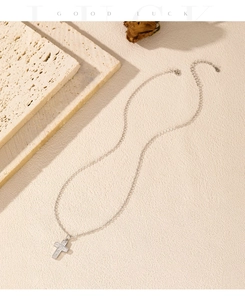 Nahaufnahme des S925 Sterlingsilber Kreuzanhängers mit Steinen an einer O-Kette Halskette