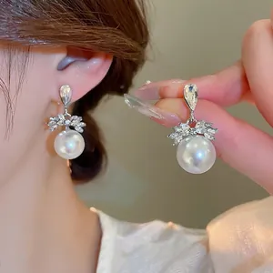 Élégantes boucles d'oreilles en argent avec perles blanches rondes et accents de diamants
