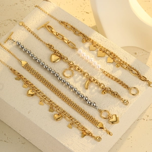 Pulseras vintage con perlas y colgantes de corazón en soporte de piedra natural