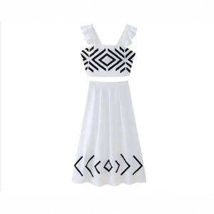 Ensemble deux pièces blanc pour femme avec haut à volants et jupe midi à imprimé ethnique