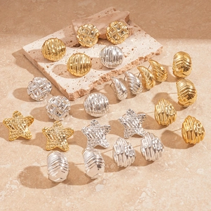 Ensemble de boucles d'oreilles géométriques en acrylique doré et argenté aux formes variées