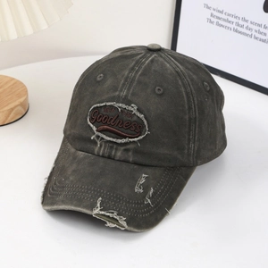 Détail du bord usé et broderie New York sur la casquette de baseball vintage grise