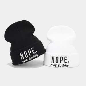 Bonnets d'hiver en maille avec broderie Nope, disponibles en noir et blanc