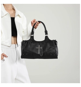 Detailansicht der schwarzen Punk-Tasche mit silbernen Metallkreuzen, Nieten und Ketten