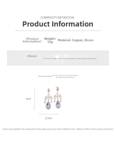 Détail de boucles d'oreilles goutte en or rose avec zircons, 6 cm de long et 12 g de poids