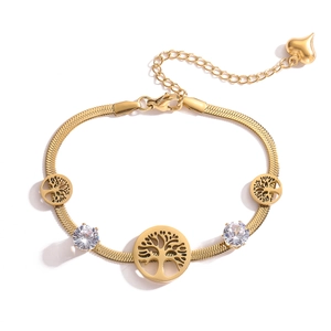 Makroansicht von Lebensbaum-Anhängern und Zirkon auf flacher Schlangenkette in Gold