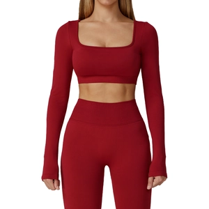 Ensemble de yoga sans couture rouge foncé avec haut court à manches longues et legging