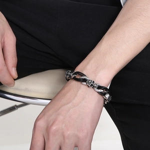 Nahaufnahme eines Herren-Lederarmbands mit detailliertem Totenkopf aus Edelstahl