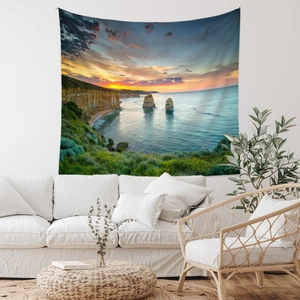 Détail d'une tapisserie murale bohème avec un paysage pittoresque de coucher de soleil