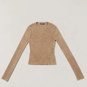 Dettaglio della trama in maglia a coste e scollo rotondo del maglione color cammello