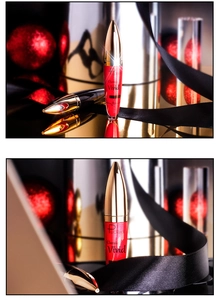 Primo piano di rossetto liquido rosso opaco in una boccetta di lusso con luci da studio