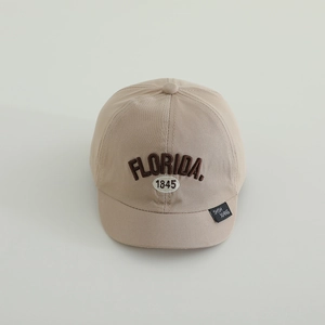 Detail der FLORIDA Stickerei und 1845 Patch auf beige Baumwolle Baby Basecap