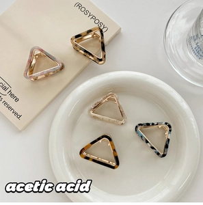 Detailed view of assorted triangular acetic acid hair claws in five marble patterns