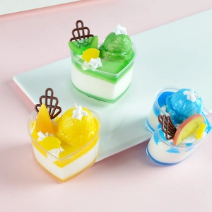 Magneti mini cupcake a forma di cuore con decorazioni di frutta e cioccolato reali